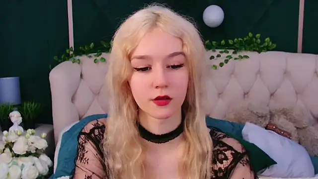 Snapshot of NaomiLoys chatting on February 16, 11:17 pm NaomiLoys online show from February 16, 11:17 pm