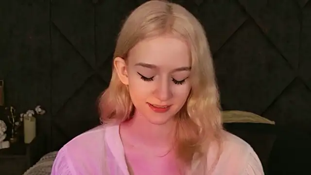 Snapshot of NaomiLoys chatting on November 16, 10:53 am NaomiLoys online show from November 16, 10:53 am