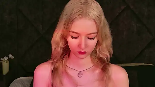 Snapshot of NaomiLoys chatting on November 18, 10:51 am NaomiLoys online show from November 18, 10:51 am