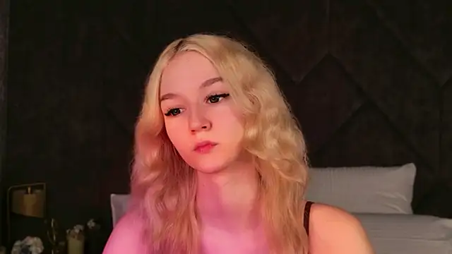 Snapshot of NaomiLoys chatting on December 1, 3:57 pm NaomiLoys online show from December 1, 3:57 pm