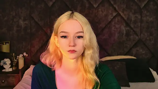 Snapshot of NaomiLoys chatting on November 8, 10:30 am NaomiLoys online show from November 8, 10:30 am