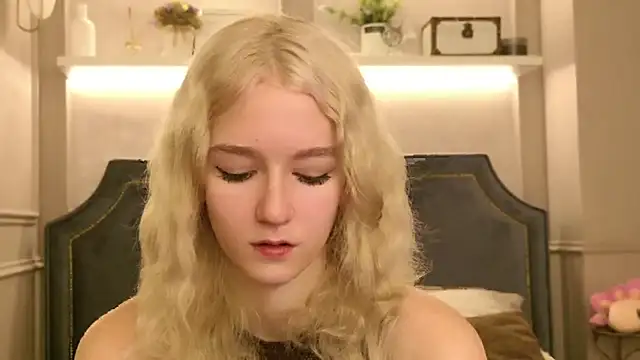 Snapshot of NaomiLoys chatting on September 22, 10:43 am NaomiLoys online show from September 22, 10:43 am