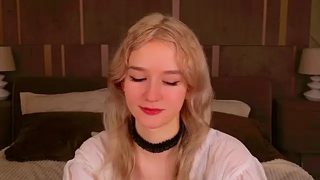 Snapshot of NaomiLoys chatting on February 10, 3:35 am NaomiLoys online show from February 10, 3:35 am