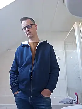 Snapshot of Hectorthyssen1 chatting on February 2, 12:46 pm Hectorthyssen1 online show from February 2, 12:46 pm