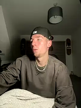 MikesWood21 online show from December 5, 1:42 am