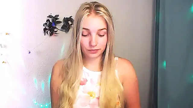 Snapshot of Queen_ofLove chatting on May 15, 10:57 am Queen ofLove online show from May 15, 10:57 am