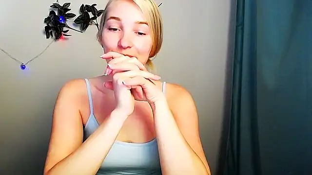 Snapshot of Queen_ofLove chatting on May 16, 10:36 am Queen ofLove online show from May 16, 10:36 am