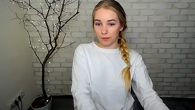 Snapshot of Queen_ofLove chatting on March 19, 6:01 pm Queen ofLove online show from March 19, 6:01 pm