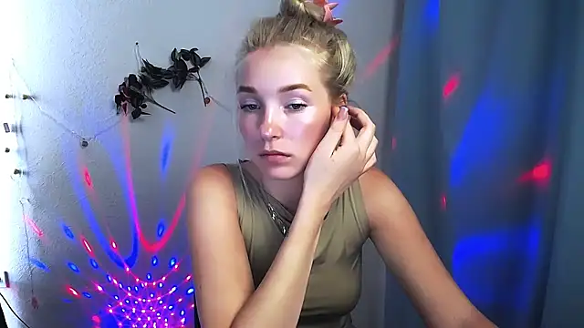 Snapshot of Queen_ofLove chatting on May 22, 11:19 am Queen ofLove online show from May 22, 11:19 am