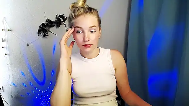 Snapshot of Queen_ofLove chatting on May 24, 10:59 am Queen ofLove online show from May 24, 10:59 am