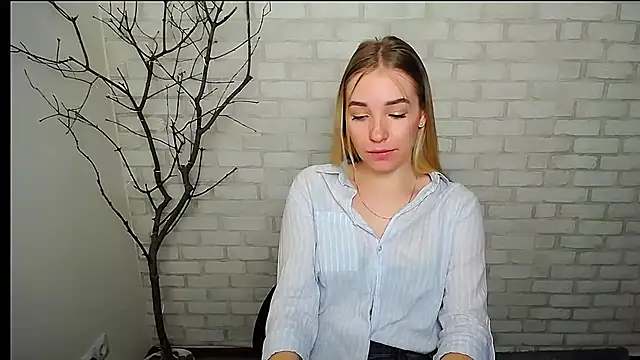 Snapshot of Queen_ofLove chatting on February 26, 1:00 pm Queen ofLove online show from February 26, 1:00 pm