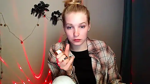 Snapshot of Queen_ofLove chatting on May 2, 5:29 pm Queen ofLove online show from May 2, 5:29 pm