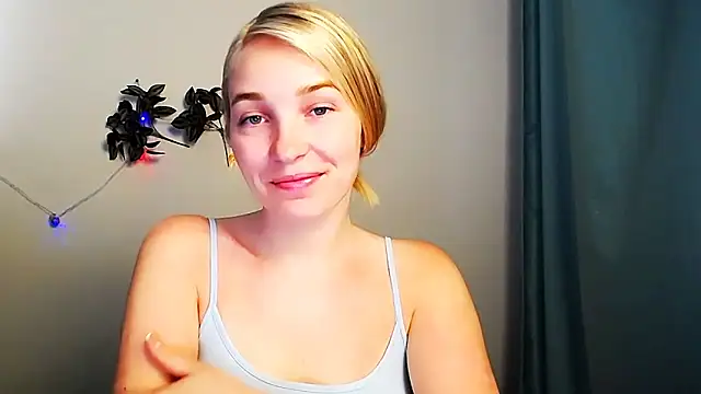 Snapshot of Queen_ofLove chatting on May 16, 10:03 am Queen ofLove online show from May 16, 10:03 am