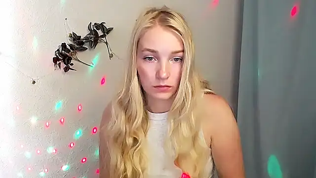 Snapshot of Queen_ofLove chatting on May 27, 8:43 am Queen ofLove online show from May 27, 8:43 am