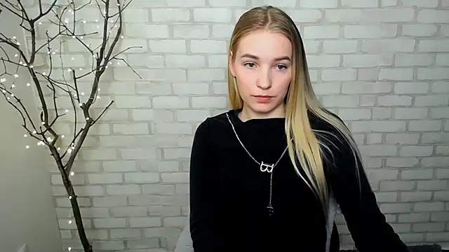 Snapshot of Queen_ofLove chatting on March 12, 2:34 pm Queen ofLove online show from March 12, 2:34 pm