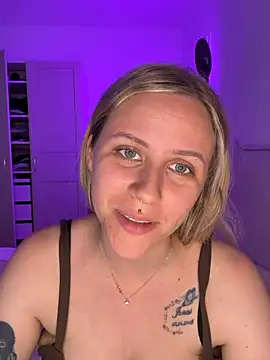 lunawolf21 online show from June 23, 6:33 am
