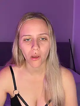 lunawolf21 online show from October 21, 6:46 am