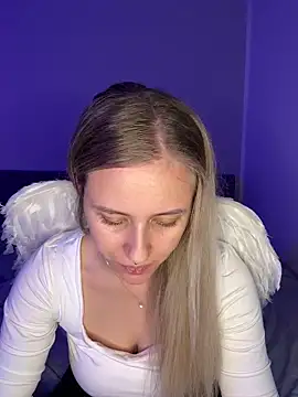 lunawolf21 online show from December 3, 7:30 am