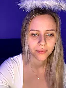 lunawolf21 online show from December 4, 7:40 am