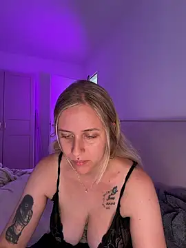 lunawolf21 online show from July 7, 6:47 am