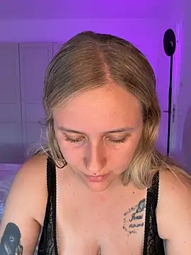 lunawolf21 online show from July 29, 6:34 am