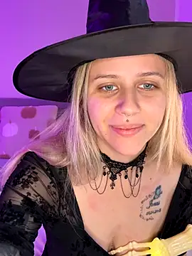 lunawolf21 online show from October 28, 7:29 am