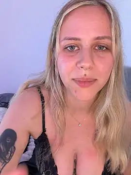 lunawolf21 online show from June 4, 8:19 am