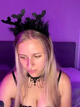 lunawolf21 online show from October 10, 6:47 am