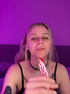 lunawolf21 online show from January 19, 8:07 am