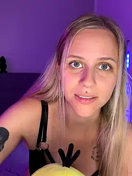 lunawolf21 online show from September 23, 6:42 am