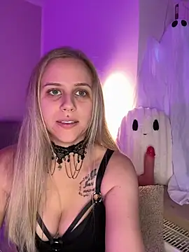 lunawolf21 online show from October 27, 7:20 am