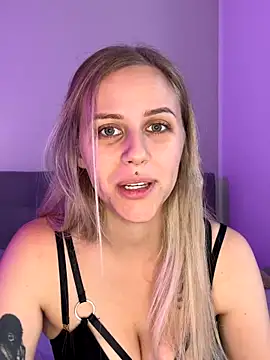 lunawolf21 online show from November 5, 7:33 am