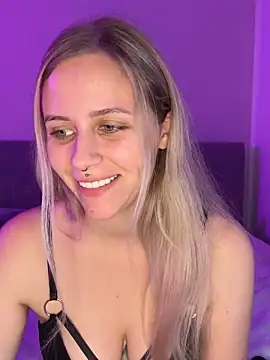 lunawolf21 online show from November 18, 7:33 am