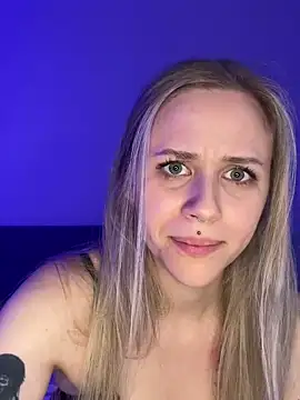 lunawolf21 online show from February 18, 7:10 am