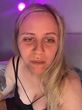 lunawolf21 online show from June 18, 7:51 am