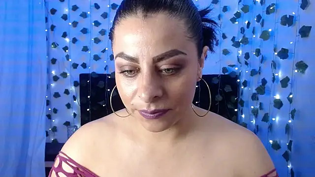 Snapshot of daphne_29 chatting on December 28, 2:42 pm daphne 29 online show from December 28, 2:42 pm