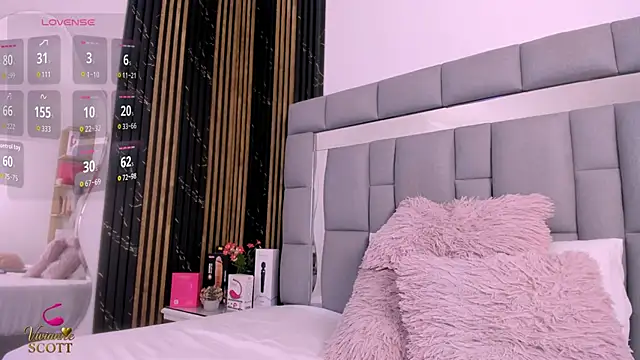 vivianne scott online show from February 5, 12:01 pm