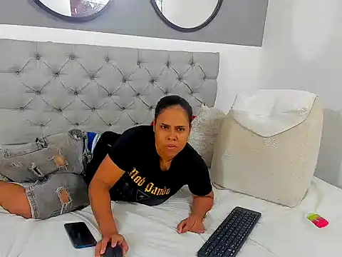 Snapshot of Lunaynick chatting on September 14, 3:18 am Lunaynick online show from September 14, 3:18 am