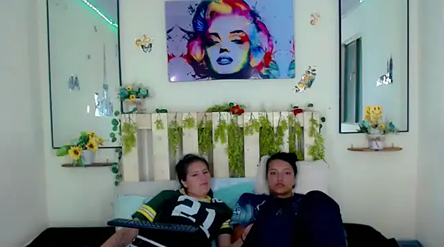 Sharon et Khloe12 online show from December 12, 9:04 pm