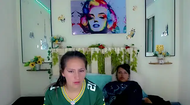 Sharon et Khloe12 online show from December 11, 3:02 am