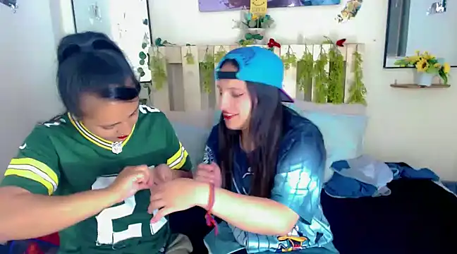 Sharon et Khloe12 online show from January 10, 11:22 am