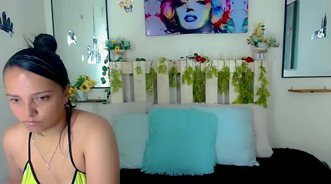 Sharon et Khloe12 online show from December 17, 9:05 pm