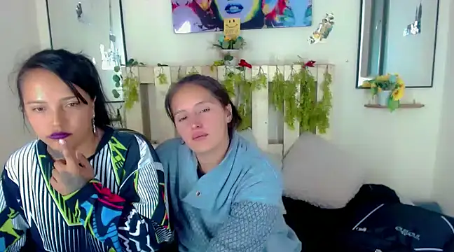 Sharon et Khloe12 online show from January 15, 10:59 am