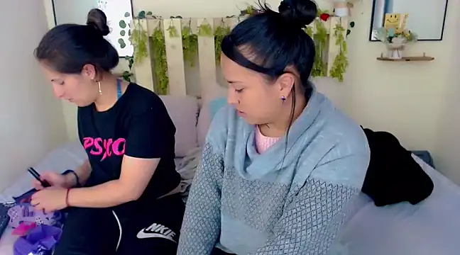 Sharon et Khloe12 online show from December 4, 7:28 pm