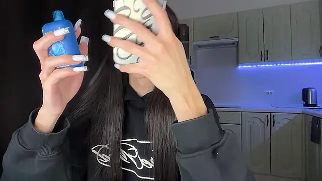 Kim Oberlin  online show from February 17, 9:45 pm