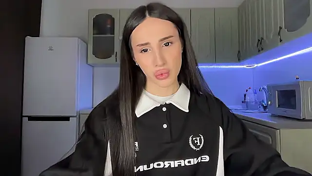 Kim Oberlin  online show from February 11, 2:06 pm