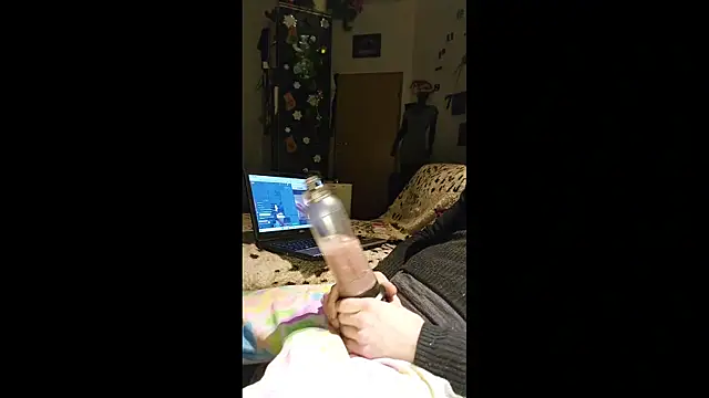 Snapshot of Gilgamesch1704 chatting on December 2, 6:37 am Gilgamesch1704 online show from December 2, 6:37 am