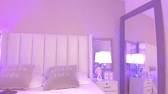 Snapshot of SophiaSmiiths_ chatting on July 18, 10:18 pm SophiaSmiiths online show from July 18, 10:18 pm