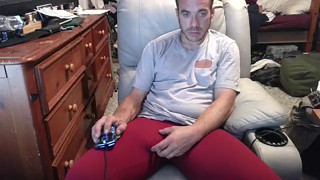Snapshot of ScubaStevex chatting on October 2, 11:08 pm ScubaStevex online show from October 2, 11:08 pm