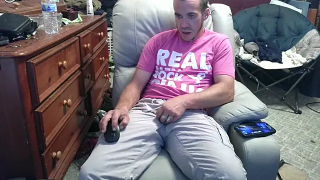 Snapshot of ScubaStevex chatting on September 28, 2:40 am ScubaStevex online show from September 28, 2:40 am